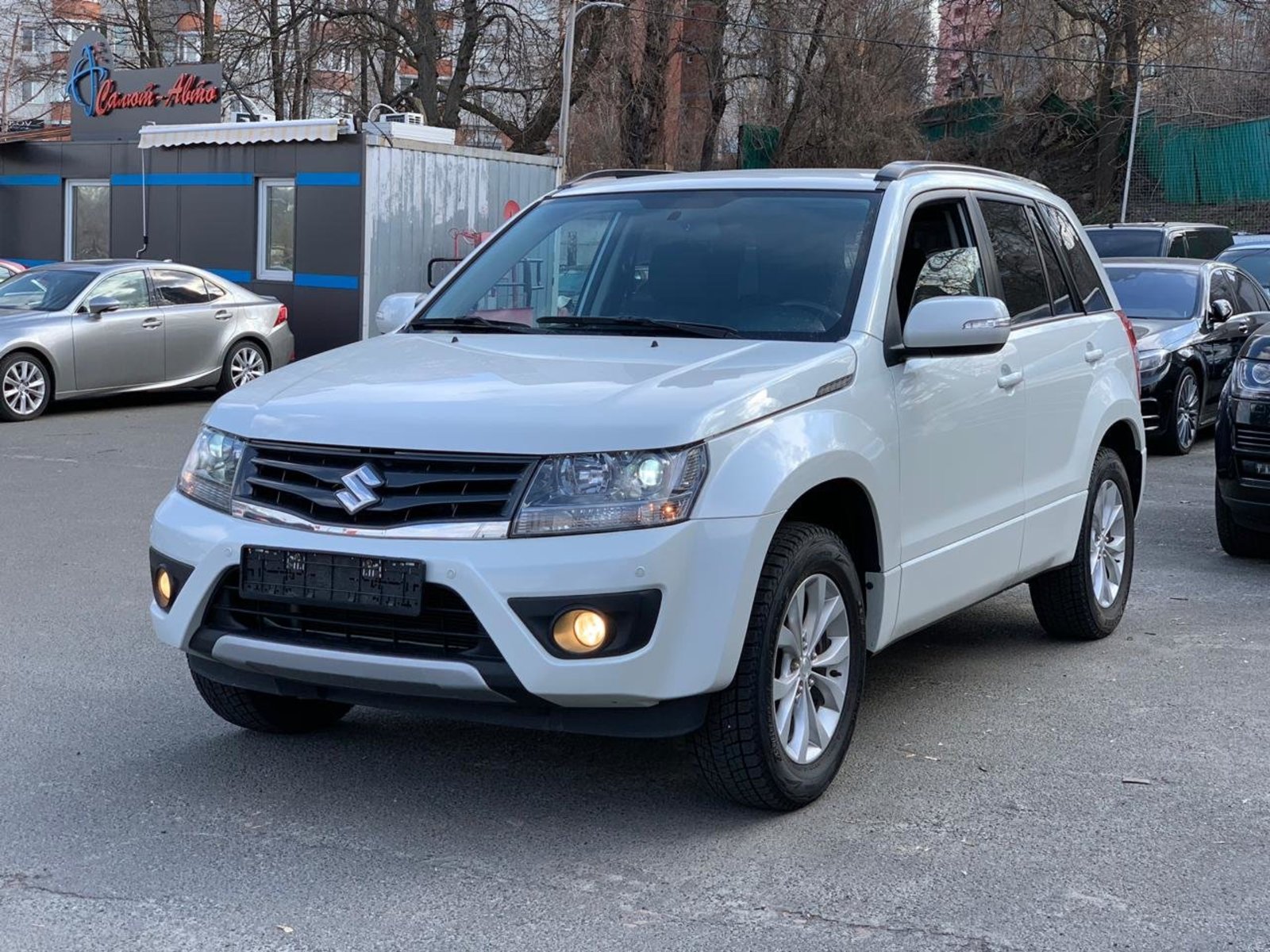 Suzuki Grand Vitara белая